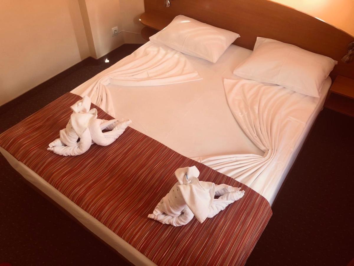 Family Hotel Deja Vu Ravda Eksteriør billede